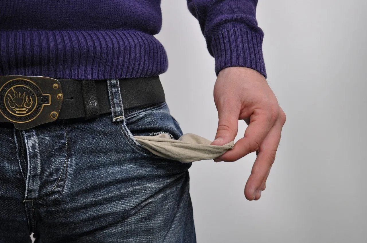 Človek hľadajúci si prácu a premýšľajúci o financiách