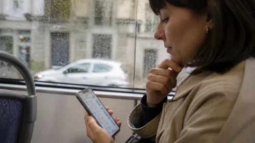 Žena porovnáva možnosti bankového účtu v mobilnej aplikácii