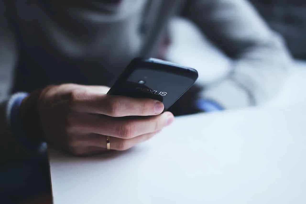 Človek vybavuje pôžičku cez telefón aktuálne