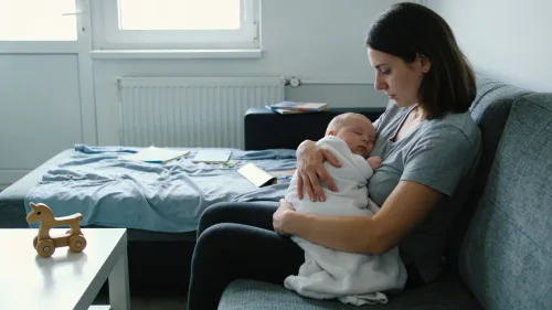 Matka s dieťaťom pri stole prezerá účty a výpisy