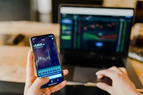Investovanie do akcií a indexov - ilustračná fotografia rastového grafu