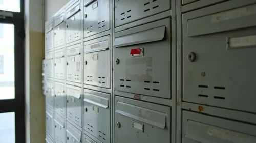 Bytové schránky s nenápadným upozornením na nedoručenú zásielku