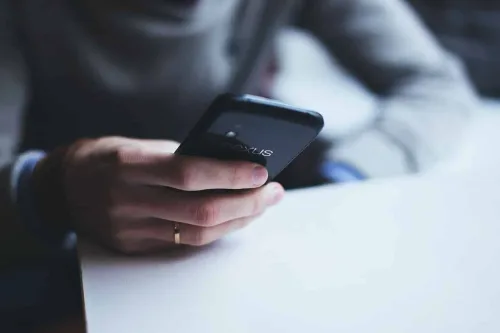 Človek vybavuje pôžičku cez telefón aktuálne
