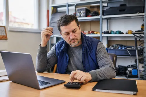 Človek v bežnom slovenskom prostredí rieši tému článku „Pôžička pre konateľa s.r.o.: Ako banky posudzujú príjem z firmy?“.