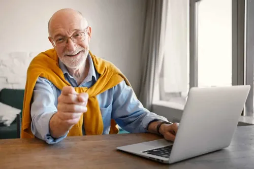 Senior konzultuje podmienky pôžičky s poradcom v banke