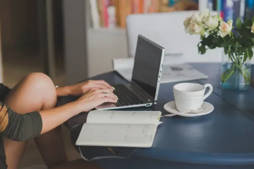 Žena s tabletom na gauči žiada o online pôžičku